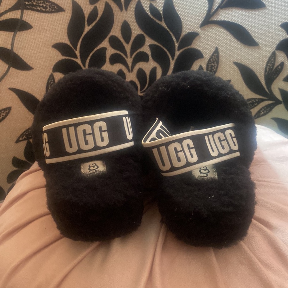 🎀 UGG Women's Cozy Black Slippers size 6 EUC - Picture 3 of 7